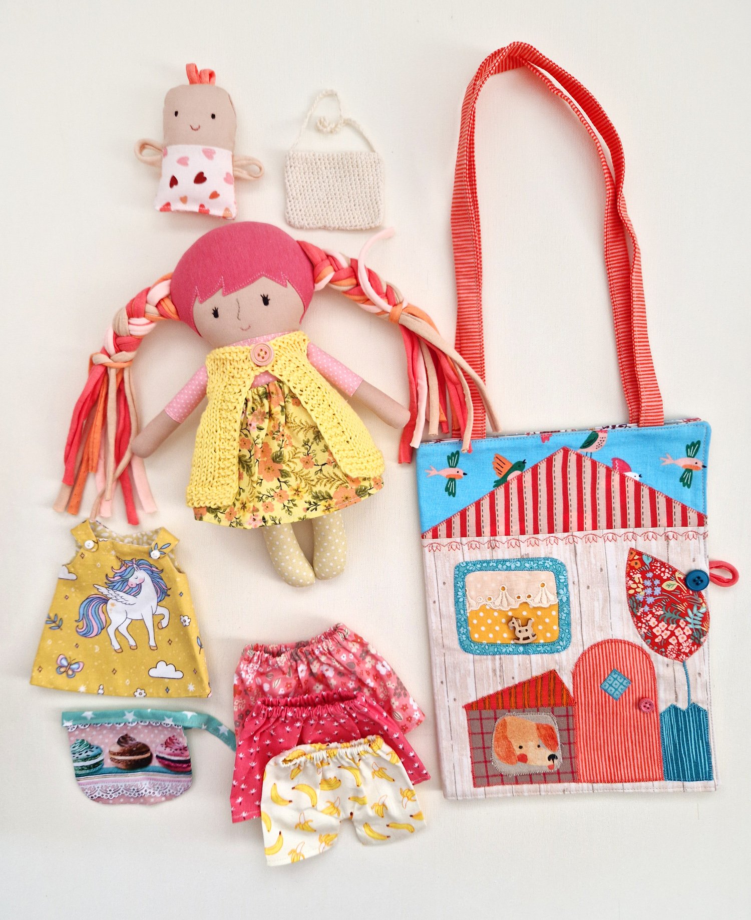 Doll play house that transforms into a carrying bag