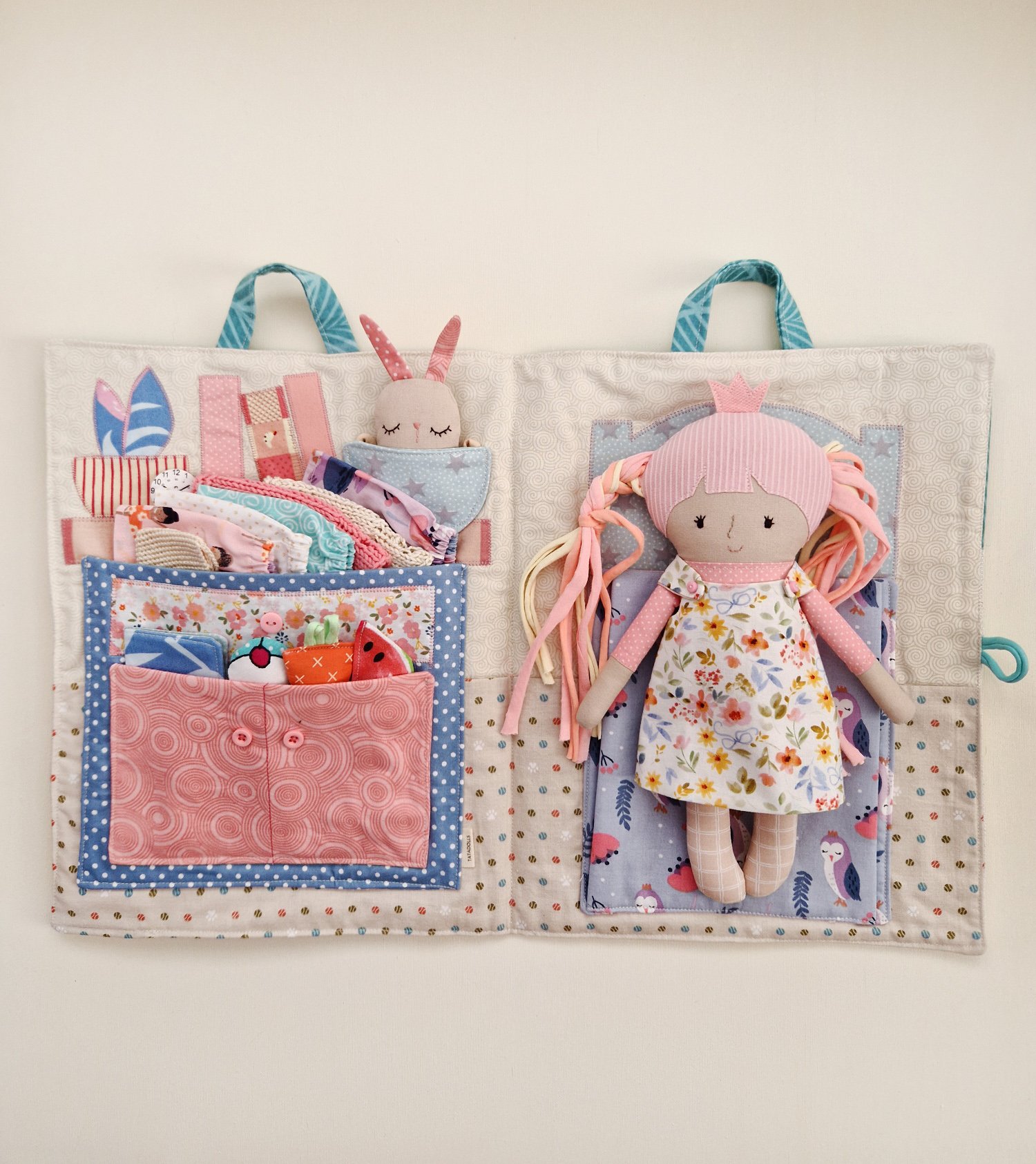 Castle-shaped bag with a princess doll and wardrobe