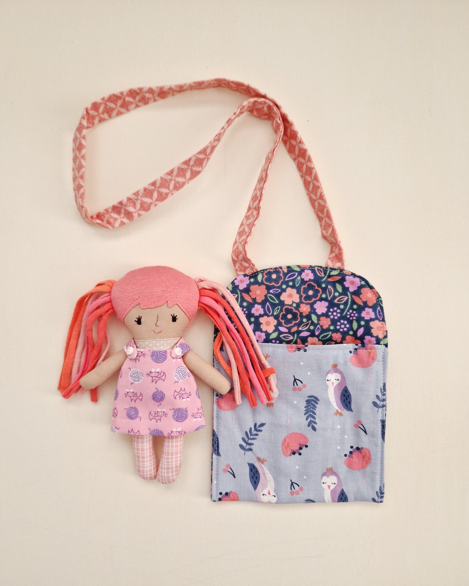 Miniature carrying bag with a doll