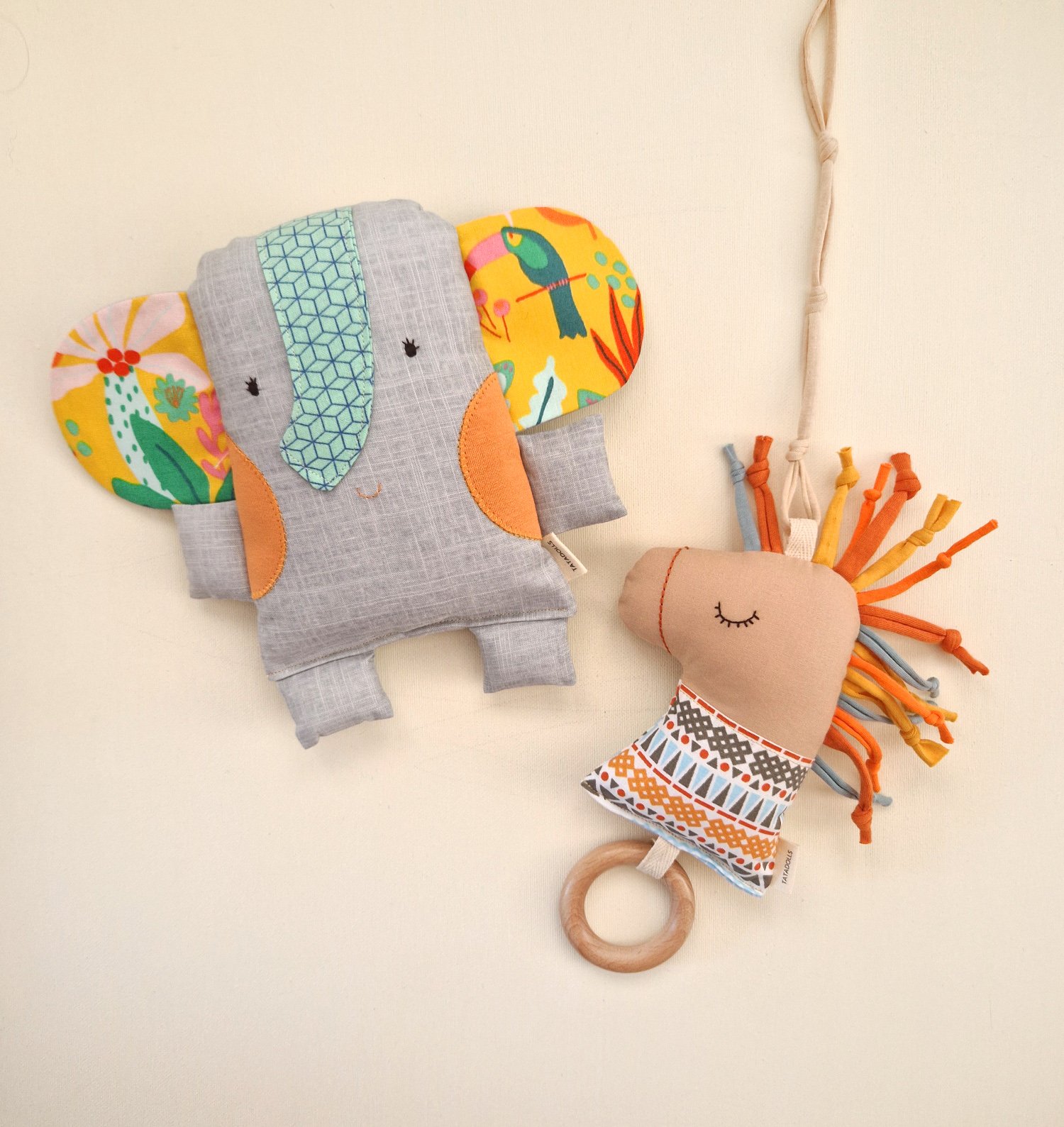 סט מתנה לתינוק עם פיל וסוס מבד, סרטים צבעוניים וטבעת עץ לנשיכה
